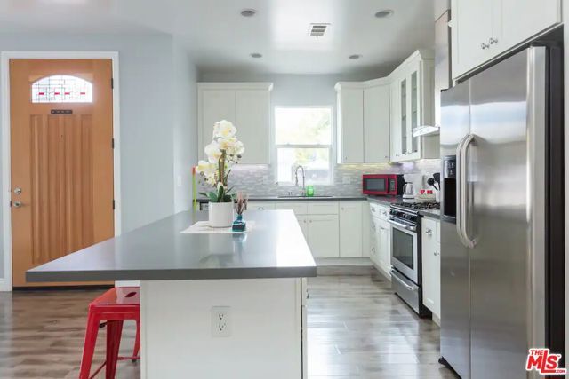 7311 Gaviota Street, Van Nuys (los Angeles), CA 91406