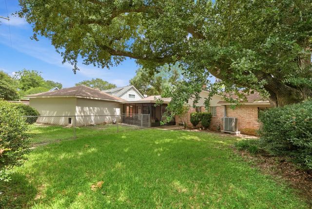 2204 S Memorial Court, Pasadena, TX 77502