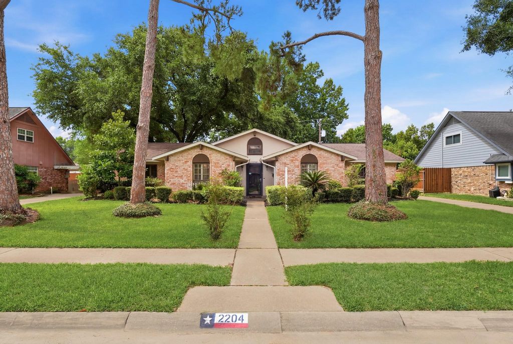 2204 S Memorial Court, Pasadena, TX 77502