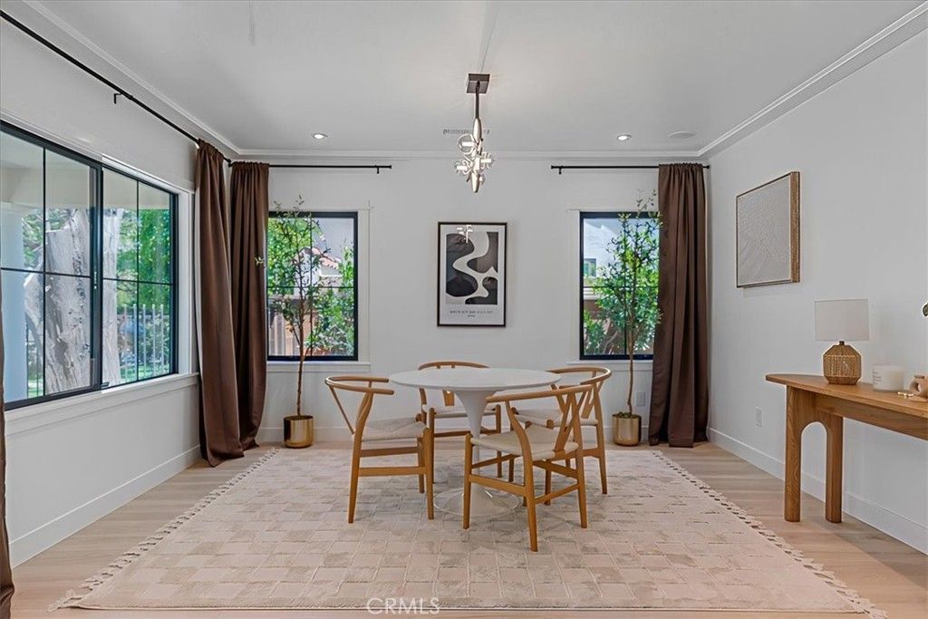 Image 9 of property listing at 584 N Plymouth Boulevard, Los Angeles, CA 90004