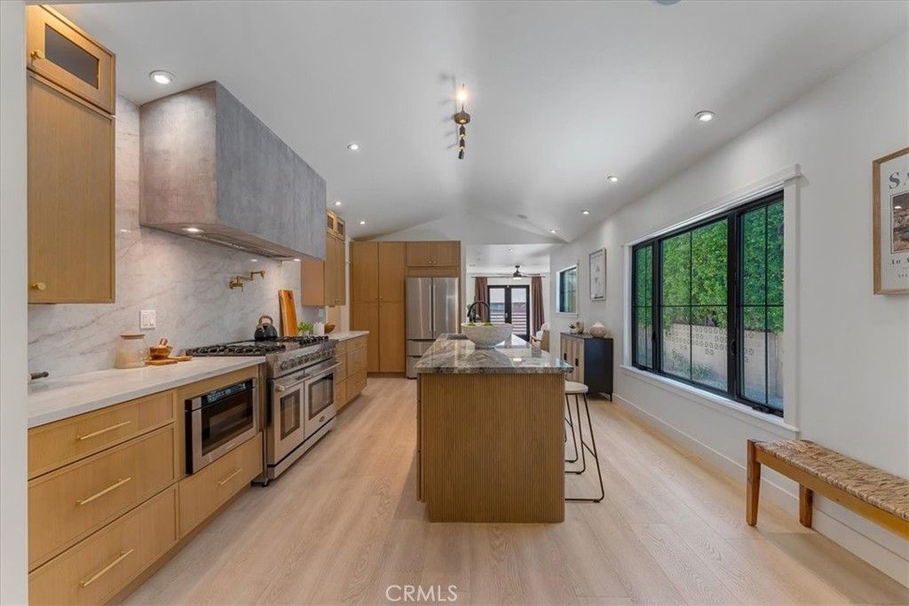 Image 10 of property listing at 584 N Plymouth Boulevard, Los Angeles, CA 90004