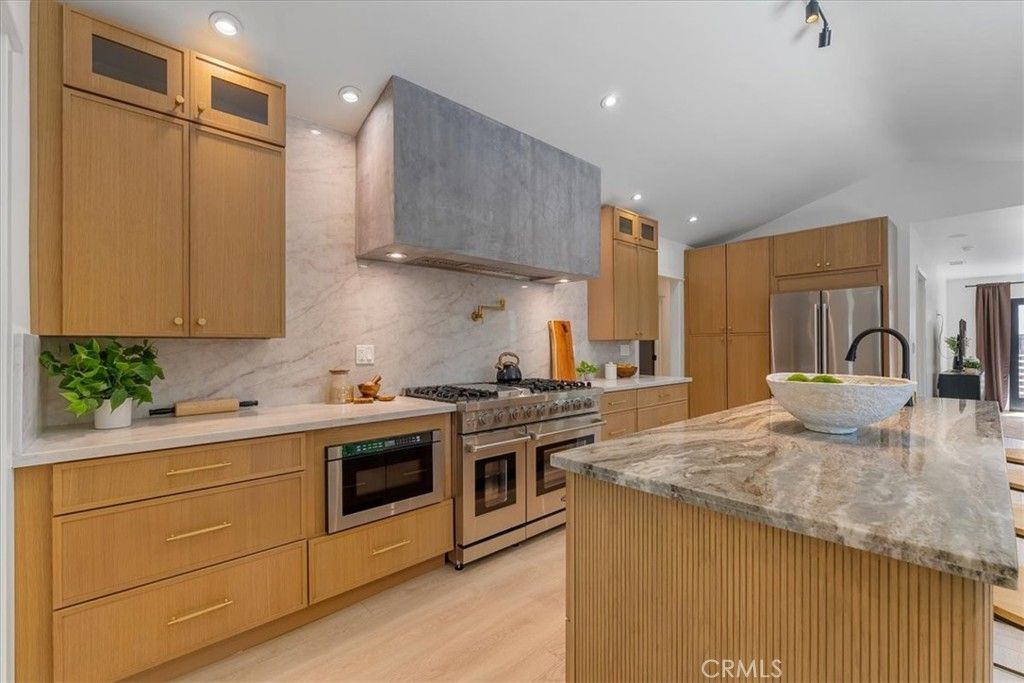Image 11 of property listing at 584 N Plymouth Boulevard, Los Angeles, CA 90004