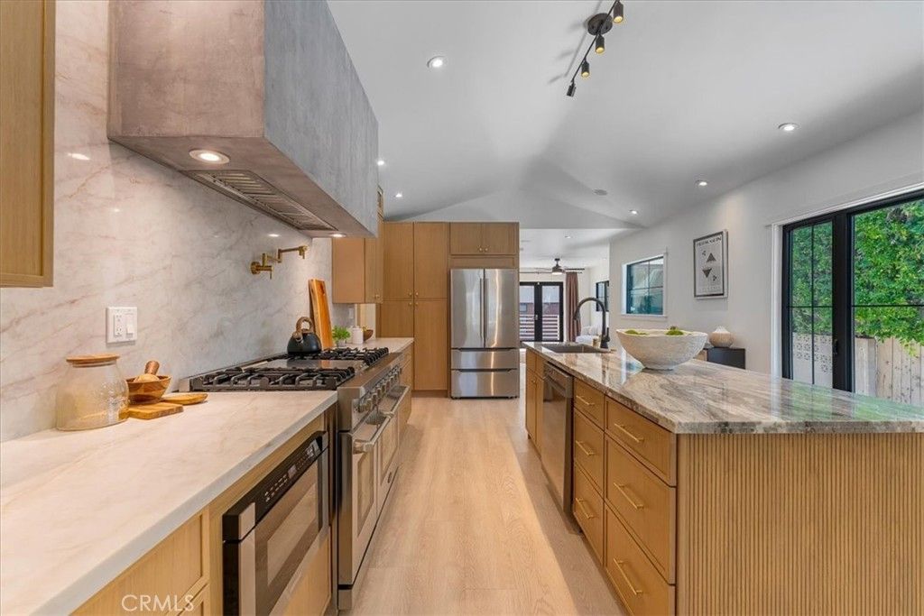 Image 12 of property listing at 584 N Plymouth Boulevard, Los Angeles, CA 90004