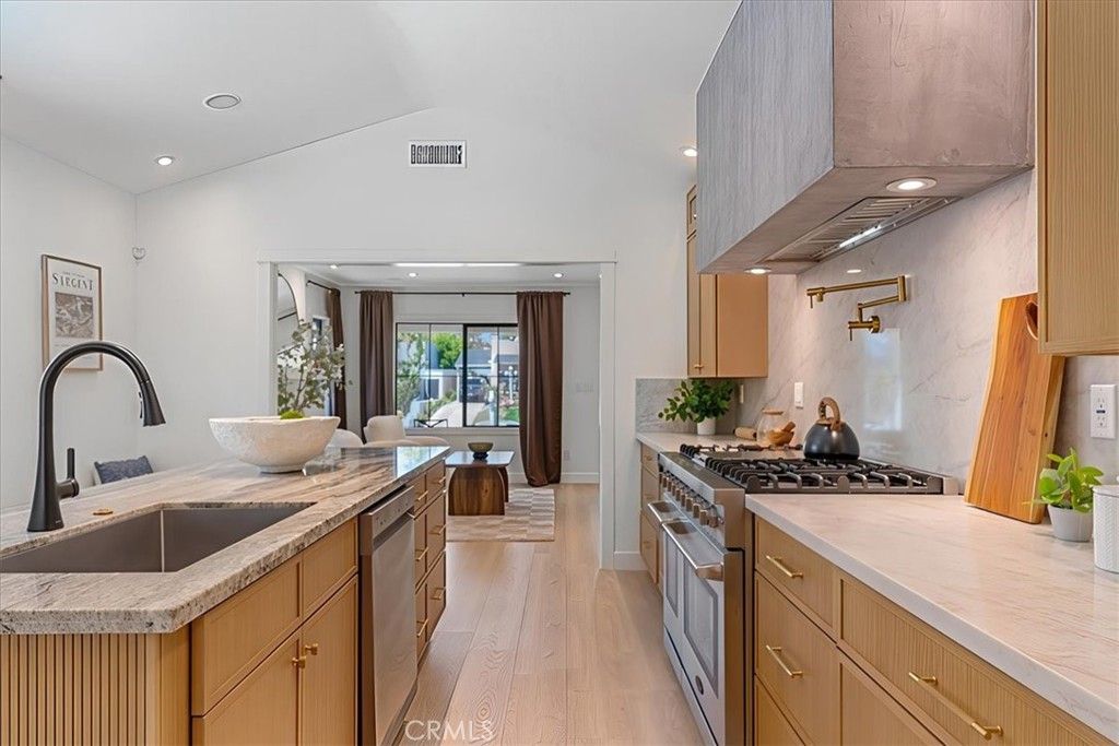 Image 13 of property listing at 584 N Plymouth Boulevard, Los Angeles, CA 90004
