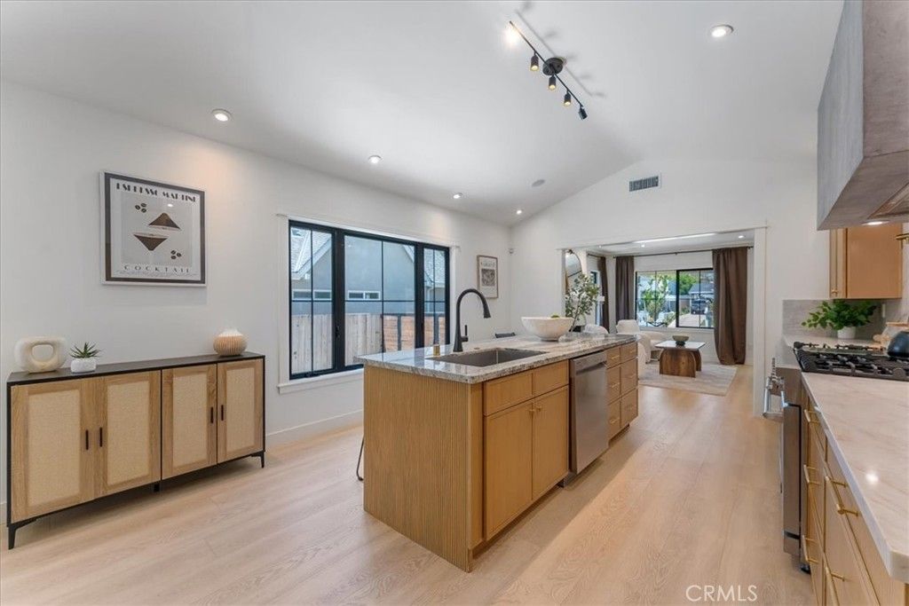 Image 14 of property listing at 584 N Plymouth Boulevard, Los Angeles, CA 90004