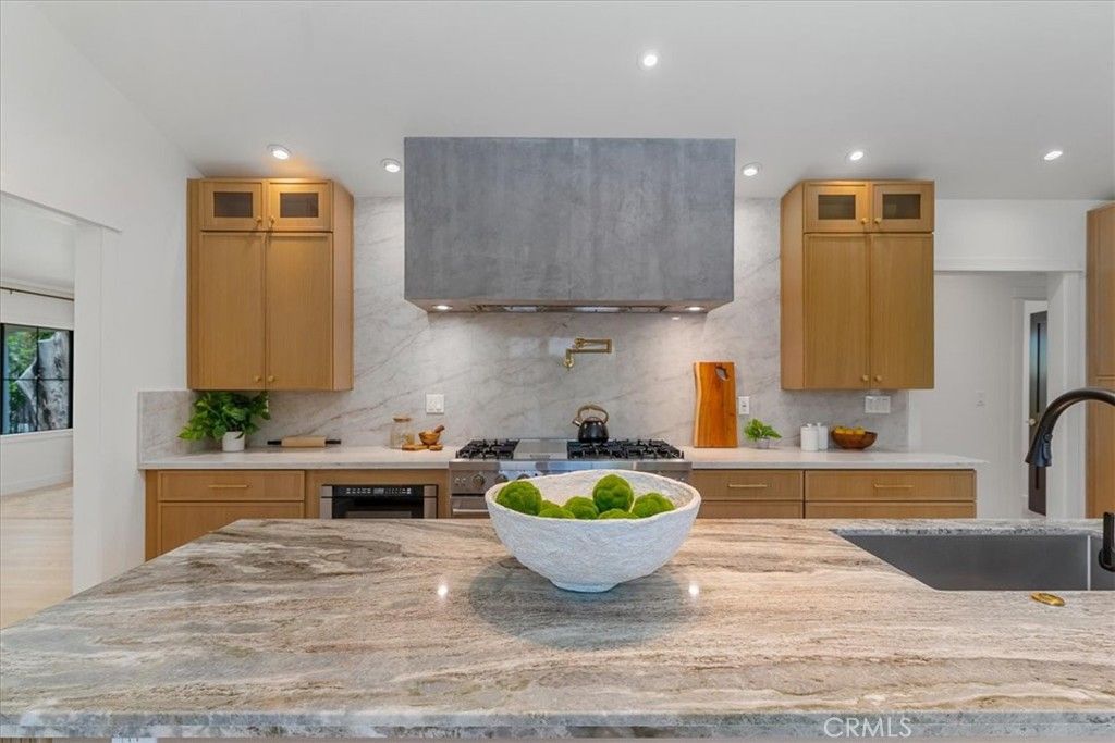 Image 16 of property listing at 584 N Plymouth Boulevard, Los Angeles, CA 90004