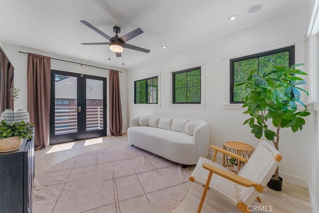 Image 17 of property listing at 584 N Plymouth Boulevard, Los Angeles, CA 90004