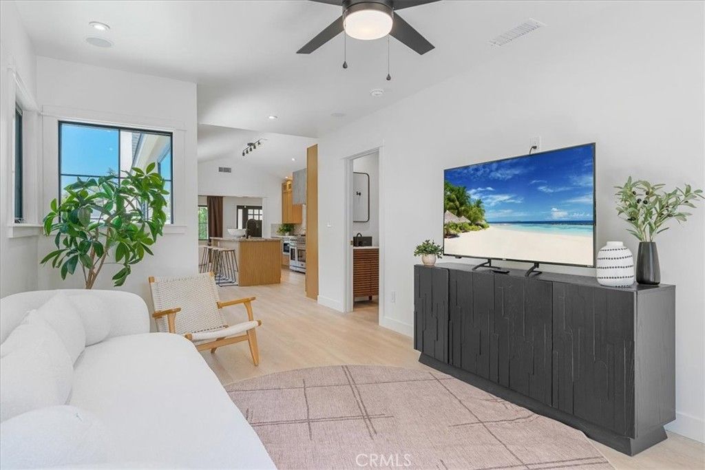 Image 18 of property listing at 584 N Plymouth Boulevard, Los Angeles, CA 90004