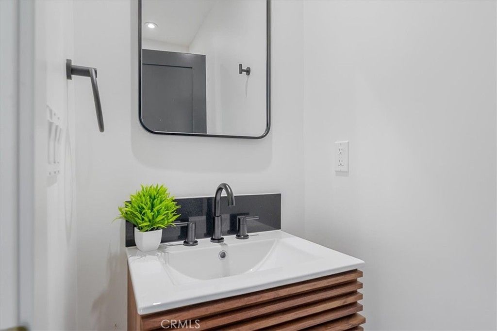 Image 19 of property listing at 584 N Plymouth Boulevard, Los Angeles, CA 90004
