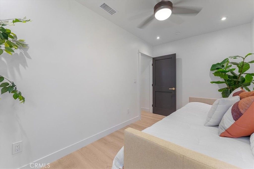 Image 22 of property listing at 584 N Plymouth Boulevard, Los Angeles, CA 90004