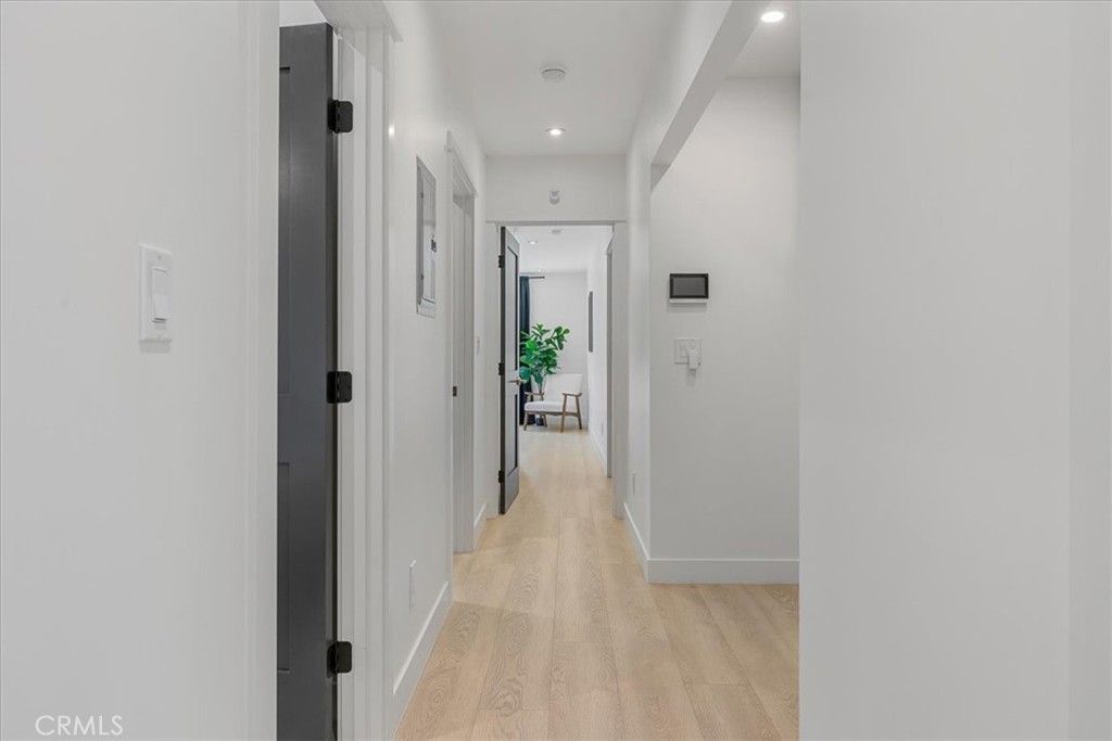Image 23 of property listing at 584 N Plymouth Boulevard, Los Angeles, CA 90004