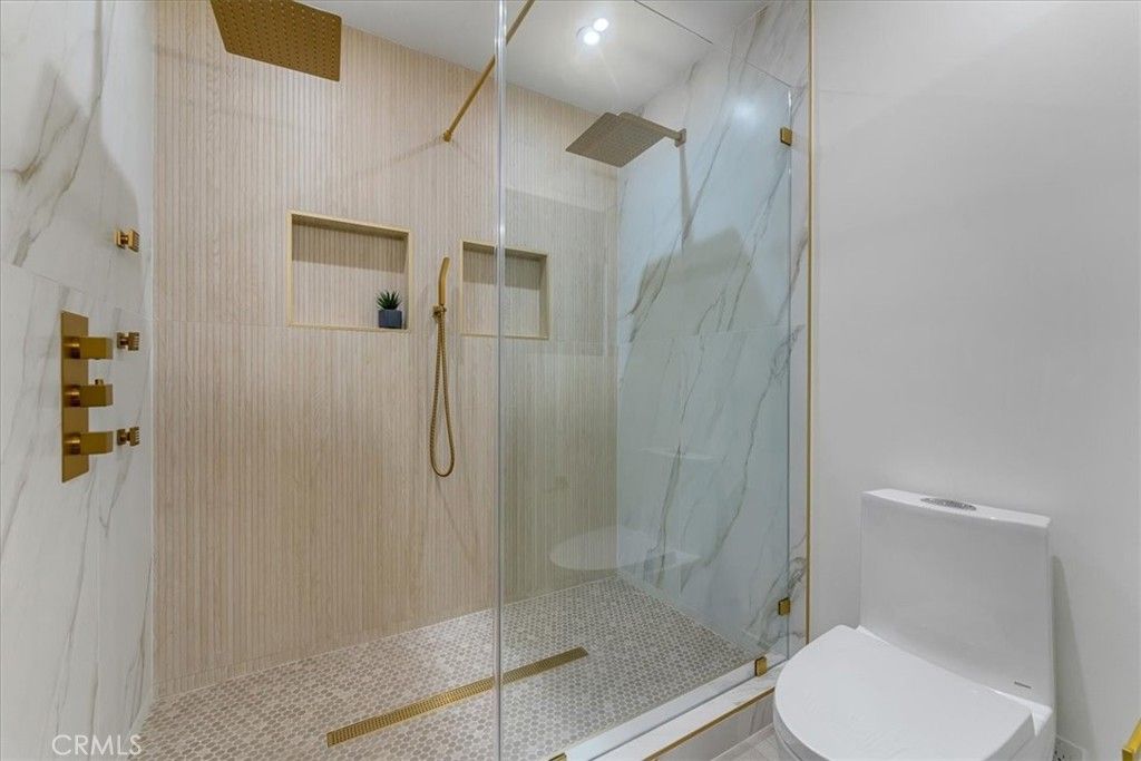 Image 30 of property listing at 584 N Plymouth Boulevard, Los Angeles, CA 90004