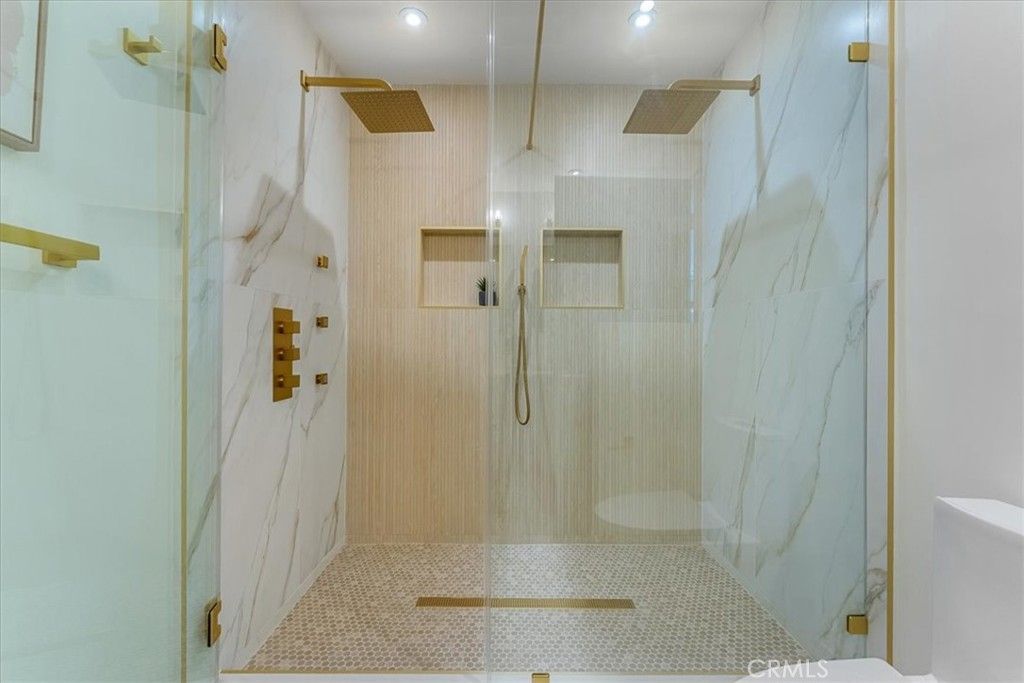 Image 31 of property listing at 584 N Plymouth Boulevard, Los Angeles, CA 90004