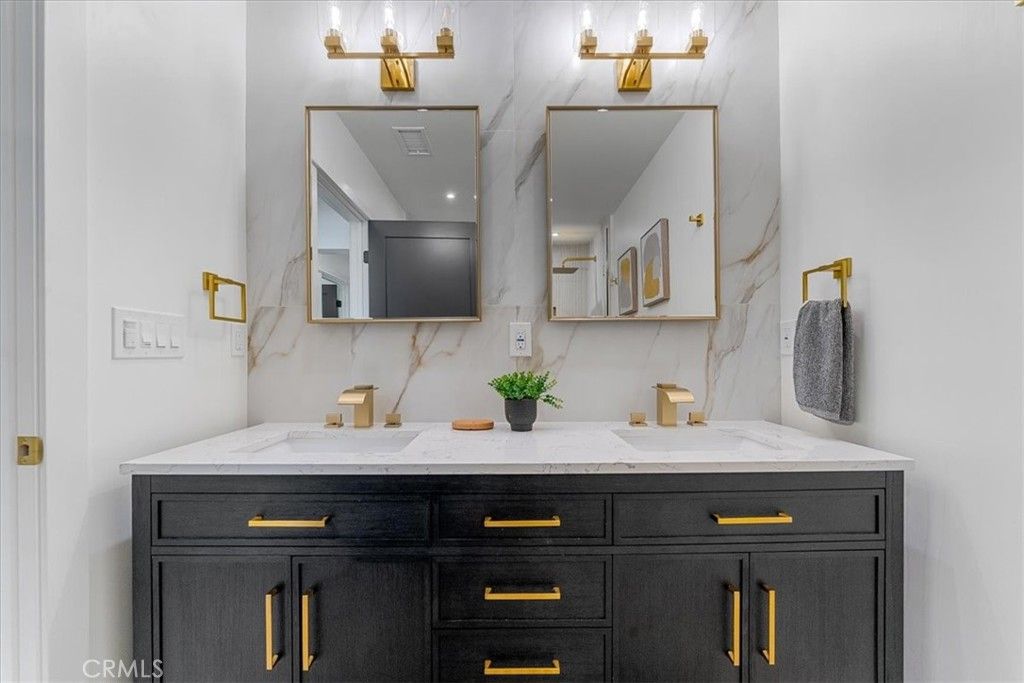 Image 32 of property listing at 584 N Plymouth Boulevard, Los Angeles, CA 90004