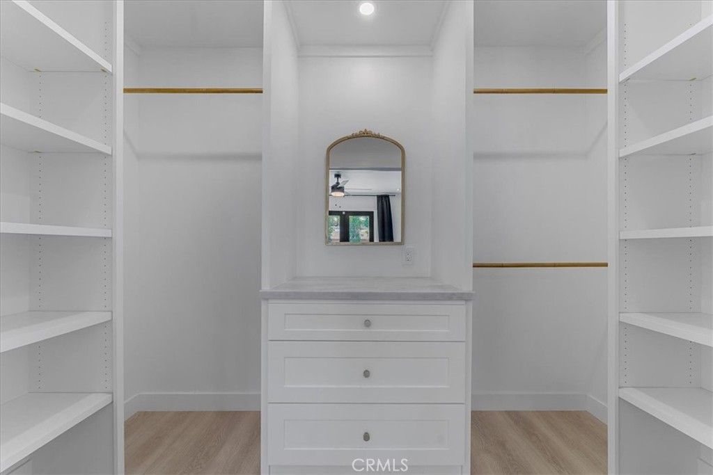 Image 33 of property listing at 584 N Plymouth Boulevard, Los Angeles, CA 90004