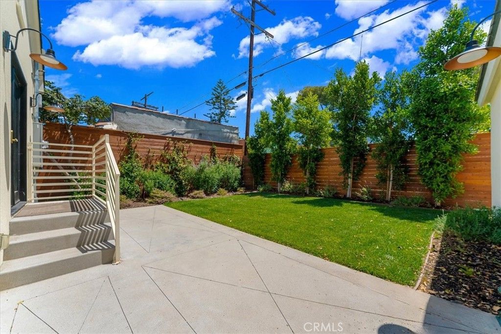 Image 36 of property listing at 584 N Plymouth Boulevard, Los Angeles, CA 90004