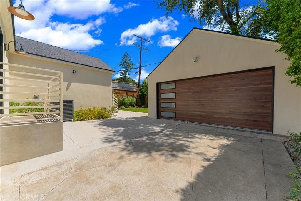 Image 38 of property listing at 584 N Plymouth Boulevard, Los Angeles, CA 90004