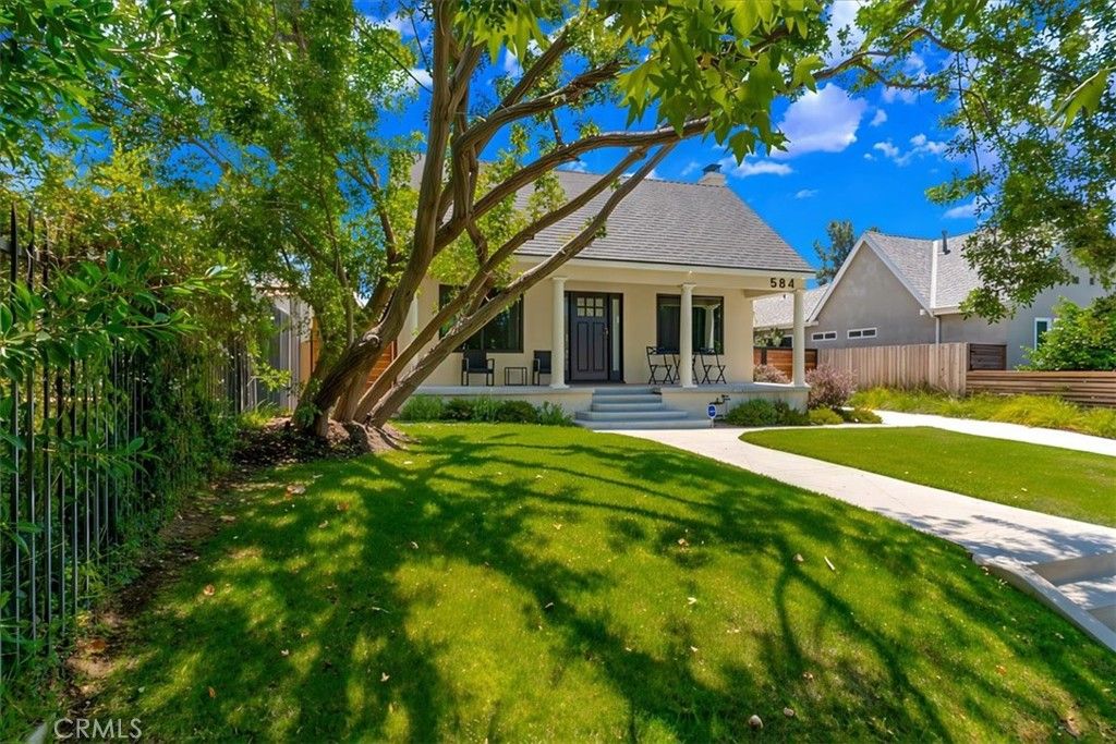 Image 3 of property listing at 584 N Plymouth Boulevard, Los Angeles, CA 90004
