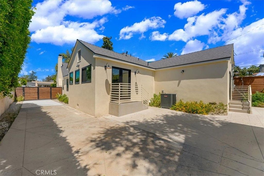 Image 39 of property listing at 584 N Plymouth Boulevard, Los Angeles, CA 90004