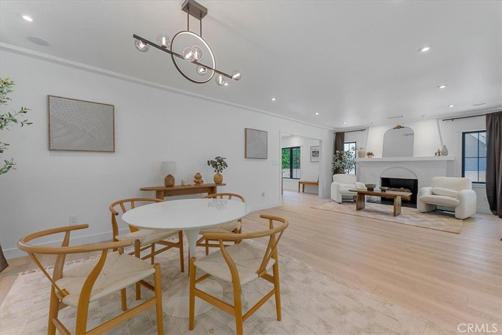 Image 4 of property listing at 584 N Plymouth Boulevard, Los Angeles, CA 90004