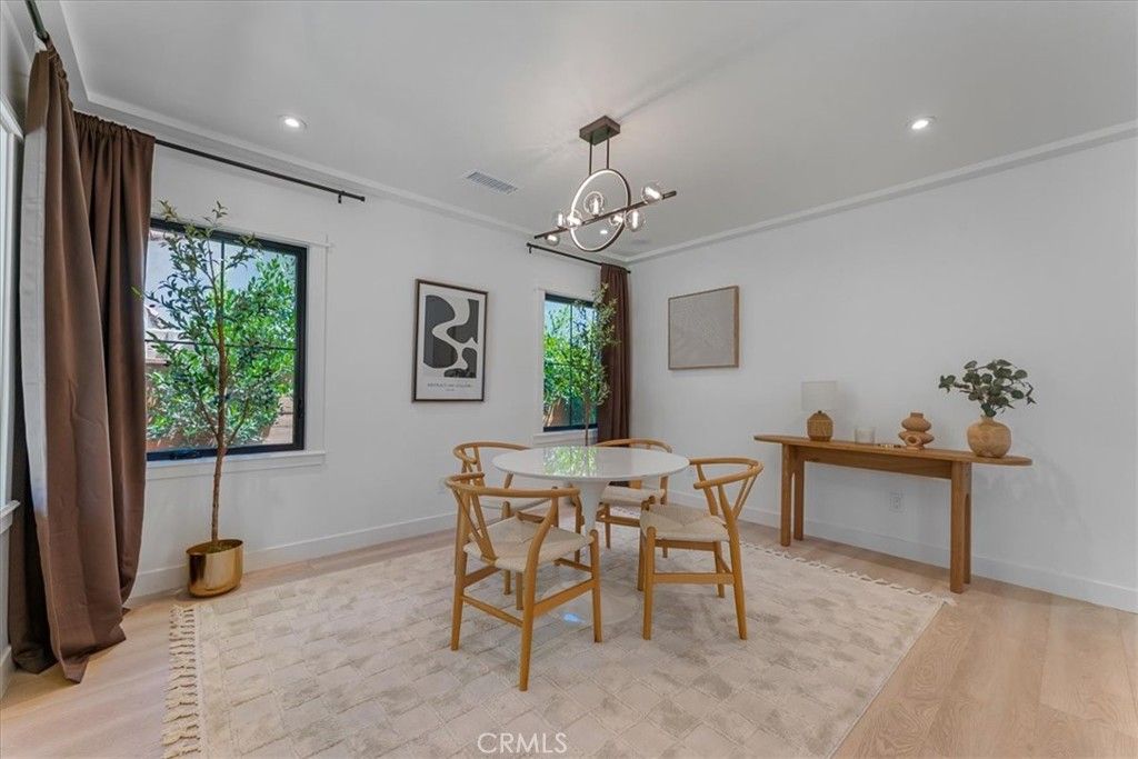 Image 6 of property listing at 584 N Plymouth Boulevard, Los Angeles, CA 90004