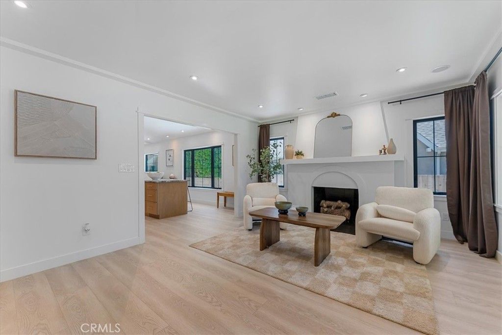 Image 7 of property listing at 584 N Plymouth Boulevard, Los Angeles, CA 90004
