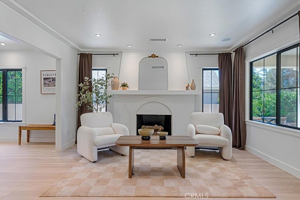 Image 8 of property listing at 584 N Plymouth Boulevard, Los Angeles, CA 90004