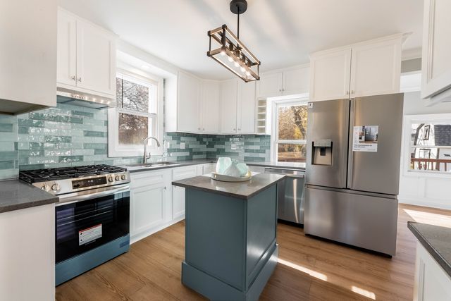 702 E Side Drive, Geneva, IL 60134