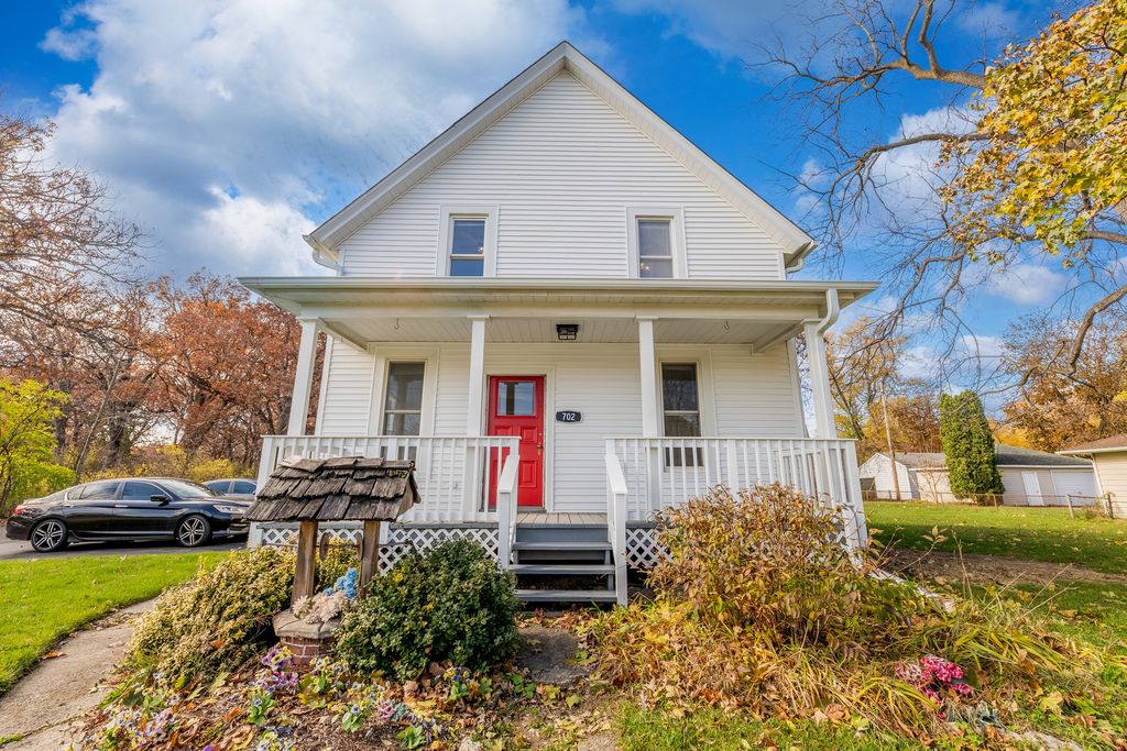 702 E Side Drive, Geneva, IL 60134