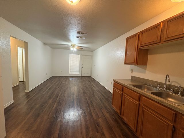 1112 Williams Avenue D, Cleburne, TX 76033