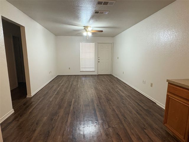 1112 Williams Avenue D, Cleburne, TX 76033