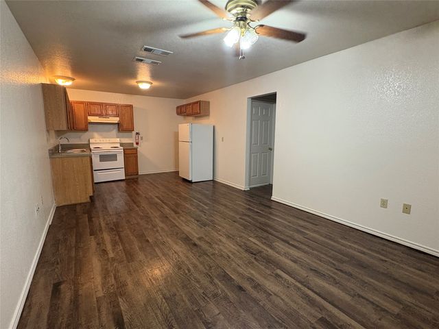 1112 Williams Avenue D, Cleburne, TX 76033