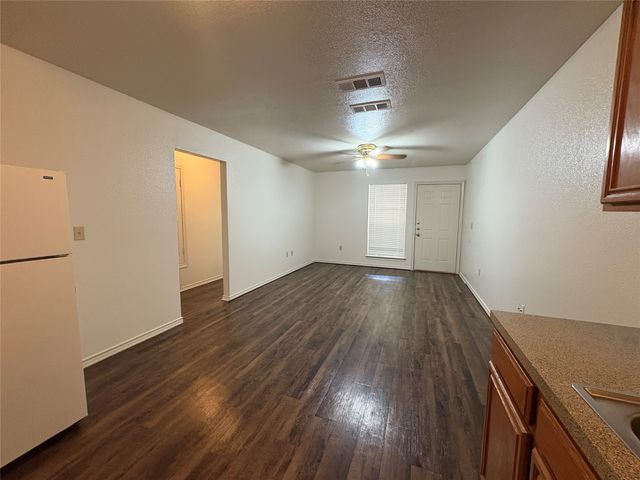 1112 Williams Avenue D, Cleburne, TX 76033