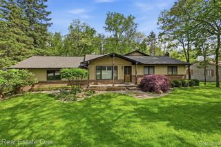 6920 Pontiac Trail, West Bloomfield, MI 48323