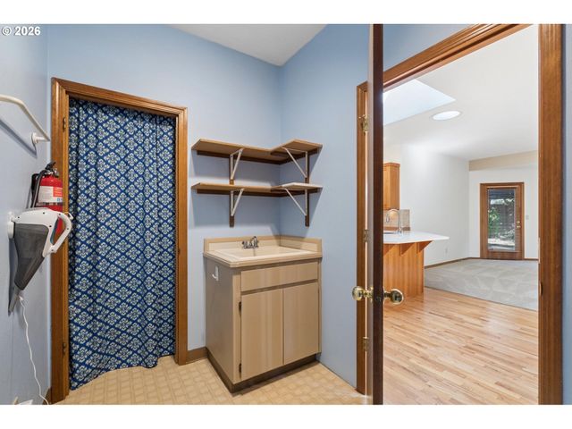 13935 Sw WEIR Rd, Beaverton, OR 97008