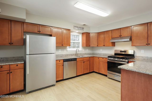 4 Oxford Road 329, Holmdel, NJ 07733