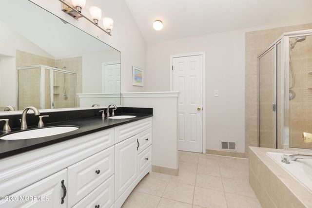 4 Oxford Road 329, Holmdel, NJ 07733