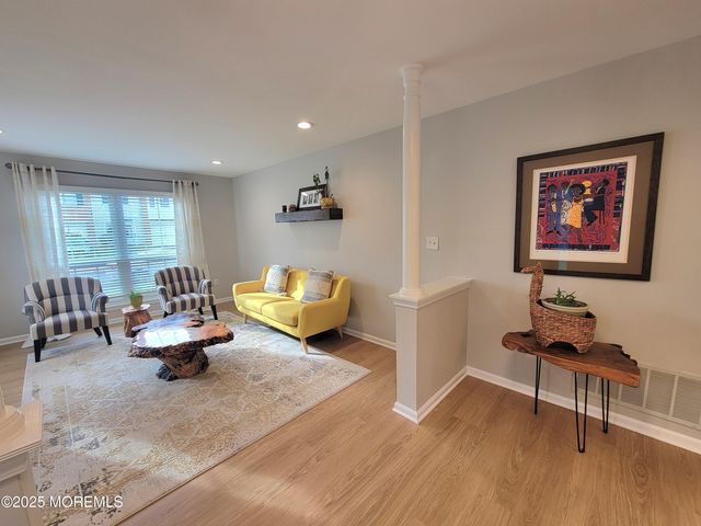 4 Oxford Road 329, Holmdel, NJ 07733