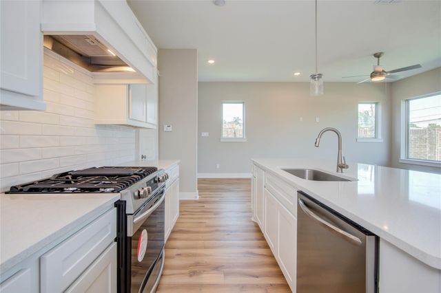 1204 Kiefer Hill Way, Houston, TX 77043