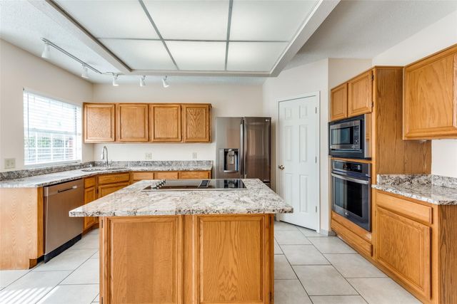 5317 Signal Peak Drive, Arlington, TX 76017