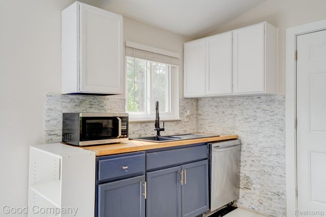 30110 Fairfax Street, Southfield, MI 48076