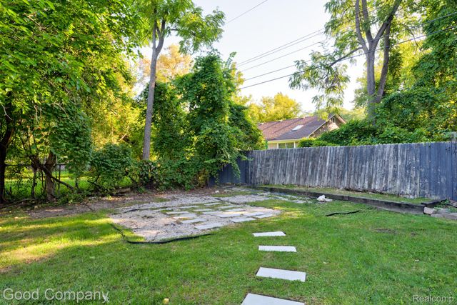30110 Fairfax Street, Southfield, MI 48076