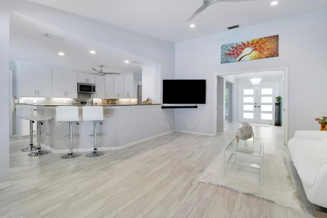 8552 Thousand Pines Circle, West Palm Beach, FL 33411