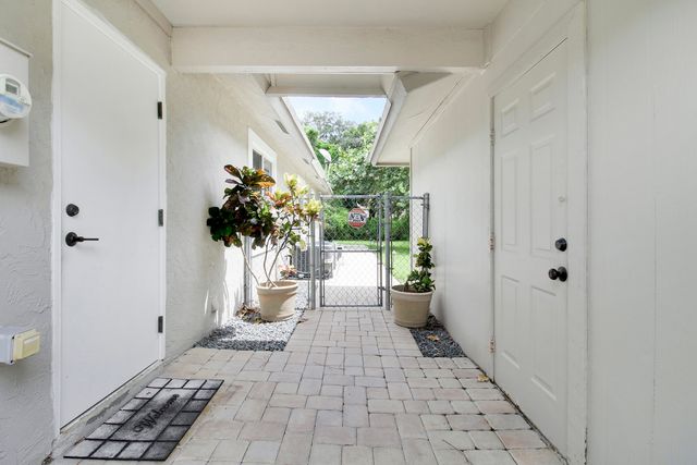 8552 Thousand Pines Circle, West Palm Beach, FL 33411