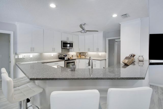 8552 Thousand Pines Circle, West Palm Beach, FL 33411