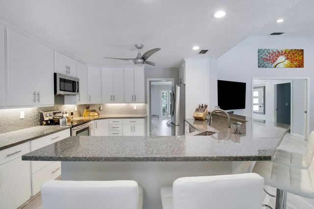 8552 Thousand Pines Circle, West Palm Beach, FL 33411