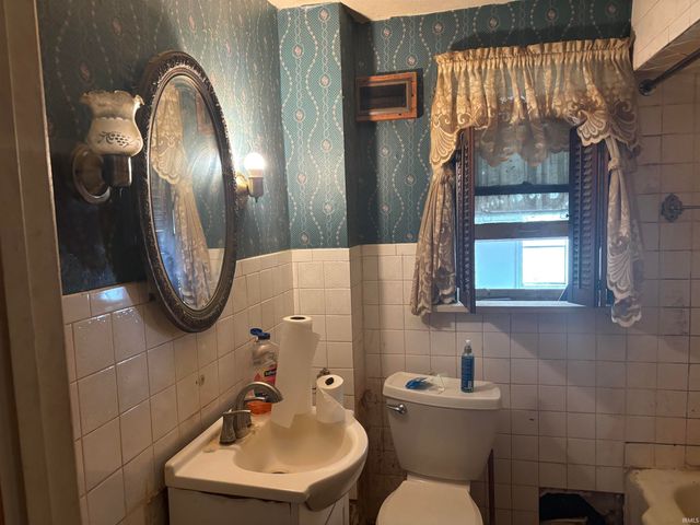 634 W Lusher Avenue, Elkhart, IN 46517
