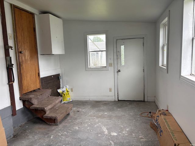 634 W Lusher Avenue, Elkhart, IN 46517