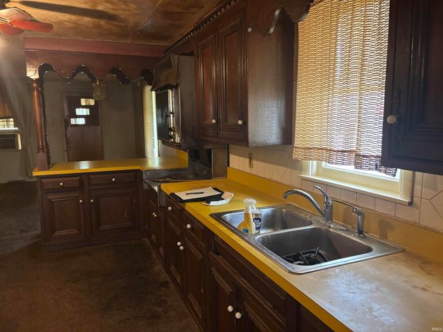634 W Lusher Avenue, Elkhart, IN 46517