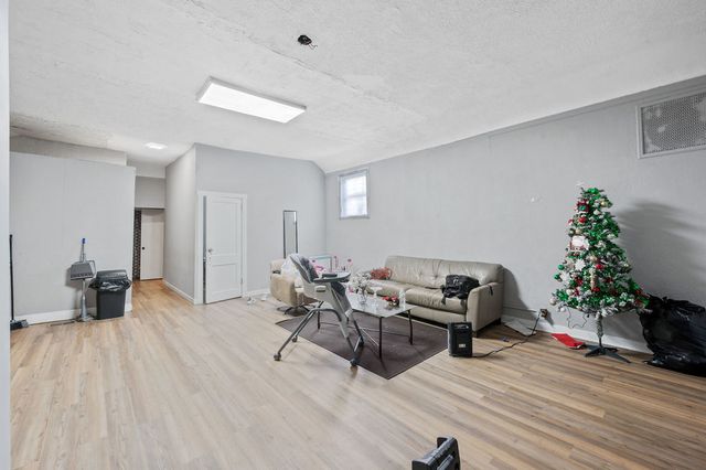 8420 S Burley Avenue, Chicago, IL 60617